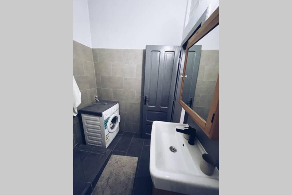 ☆Modern High Ceiling Apartment - Heart Of The City Oradea Bagian luar foto