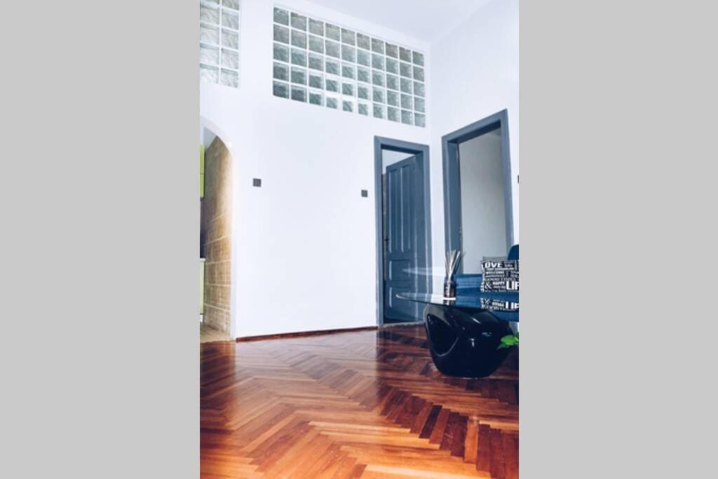 ☆Modern High Ceiling Apartment - Heart Of The City Oradea Bagian luar foto