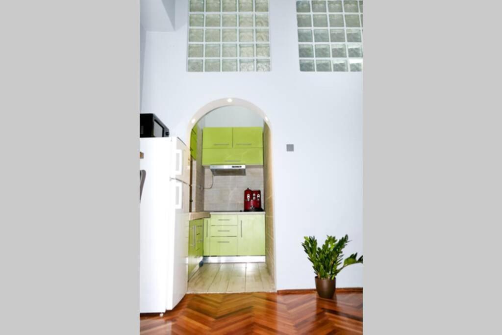 ☆Modern High Ceiling Apartment - Heart Of The City Oradea Bagian luar foto